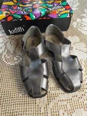 Vintage Judith metallic silver cut out fisherman gladiator sandals